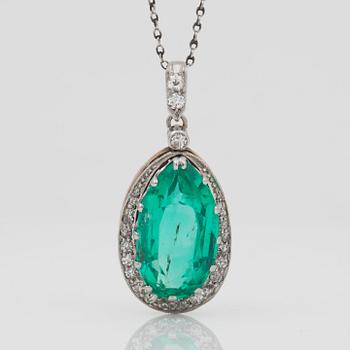 RING/COLLIER med smaragd ca 6.25 ct samt gammalslipade diamanter totalt ca 0.50 ct.