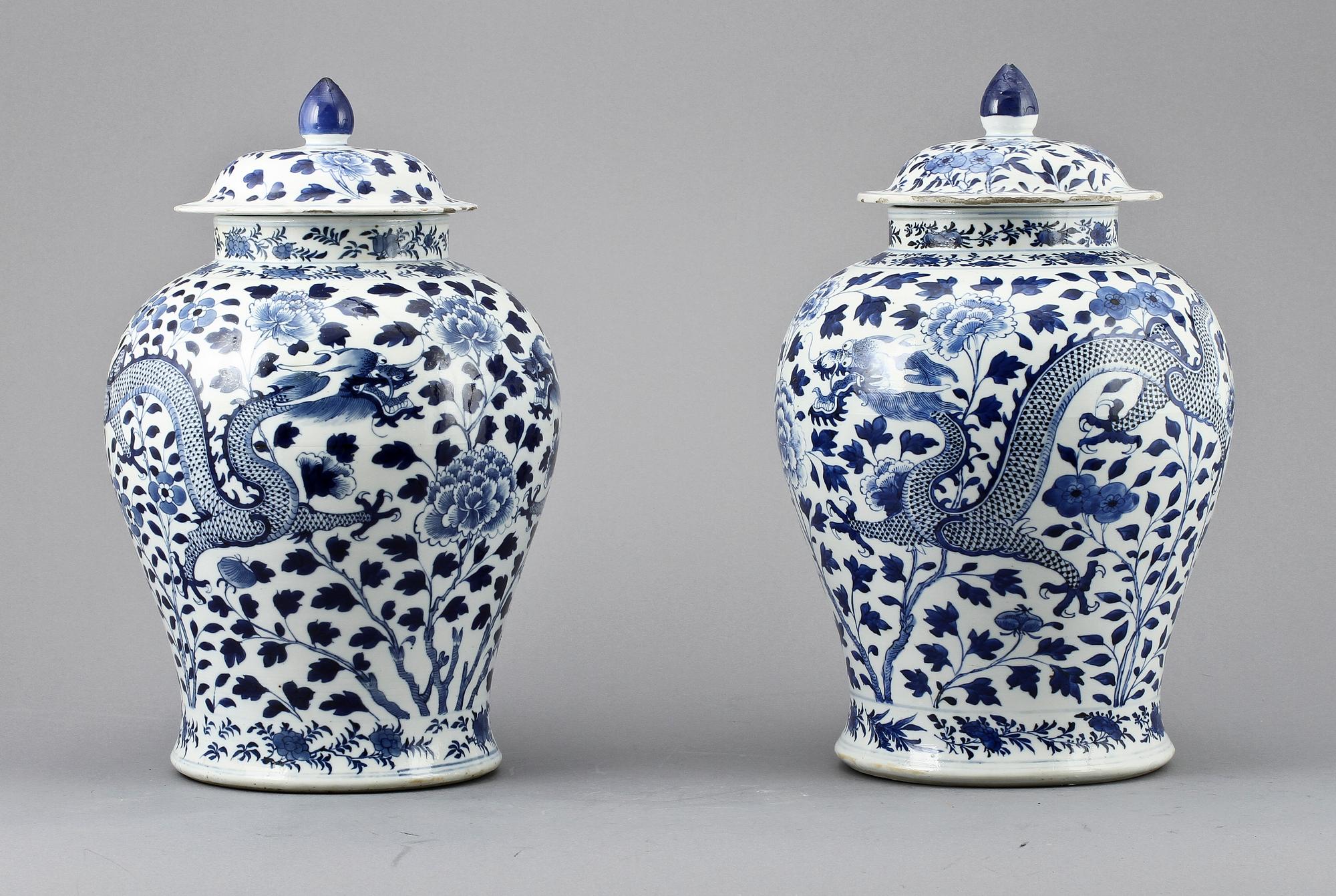 LOCKURNOR, ett par, porslin, Kina, Kangxi-stil, sent 1800-tal.