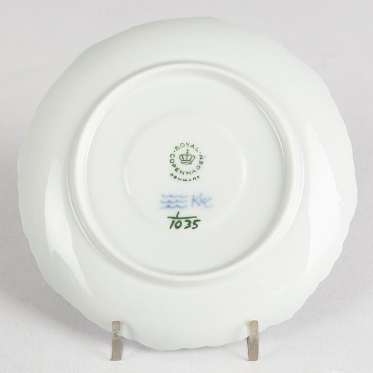 Kaffekoppar med fat, 12 stycken, porslin, Royal Copenhagen, "Musselmalet halvblond", modell 1035, 1900-talets senare del.