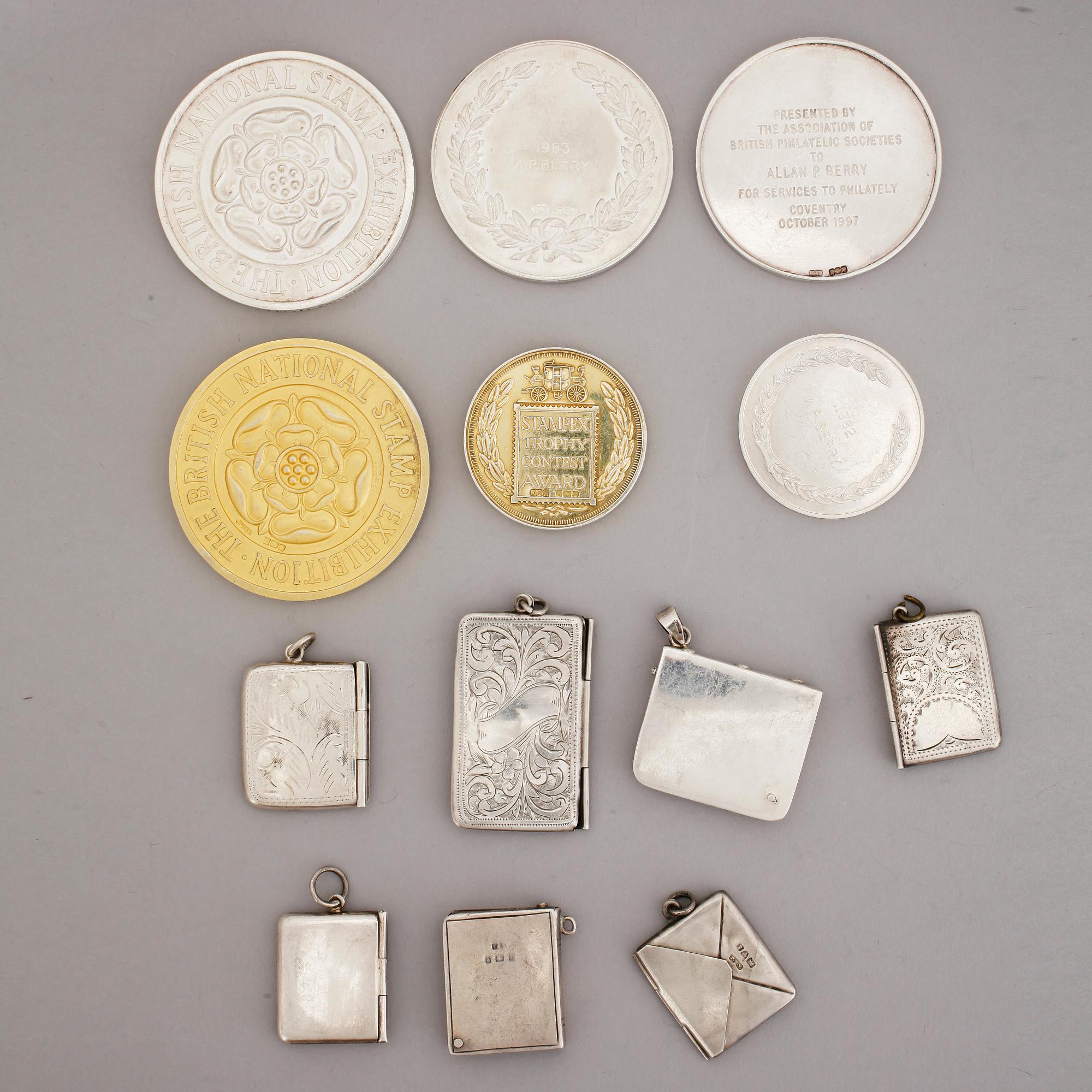 PARTI MEDALJER och FRIMÄRKSHÅLLARE, silver, bland annat Birmingham, England, 1989. Vikt ca 439g.