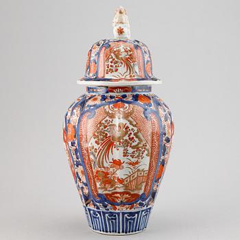 An Imari jar with cover, Meiji period (1868-1912).