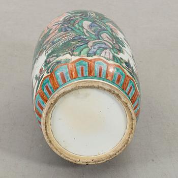 A CHINESE FLOOR VASE CA 1900.