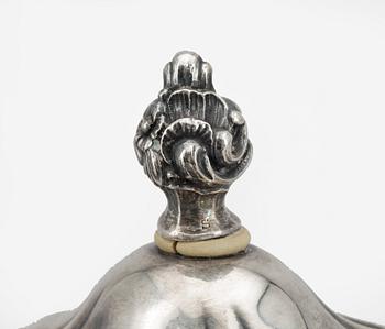 TE-KAFFEKANNA, silver, Tyskland, med svenska importstämplar. 1800-talets andra hälft. Vikt ca 800 gram.