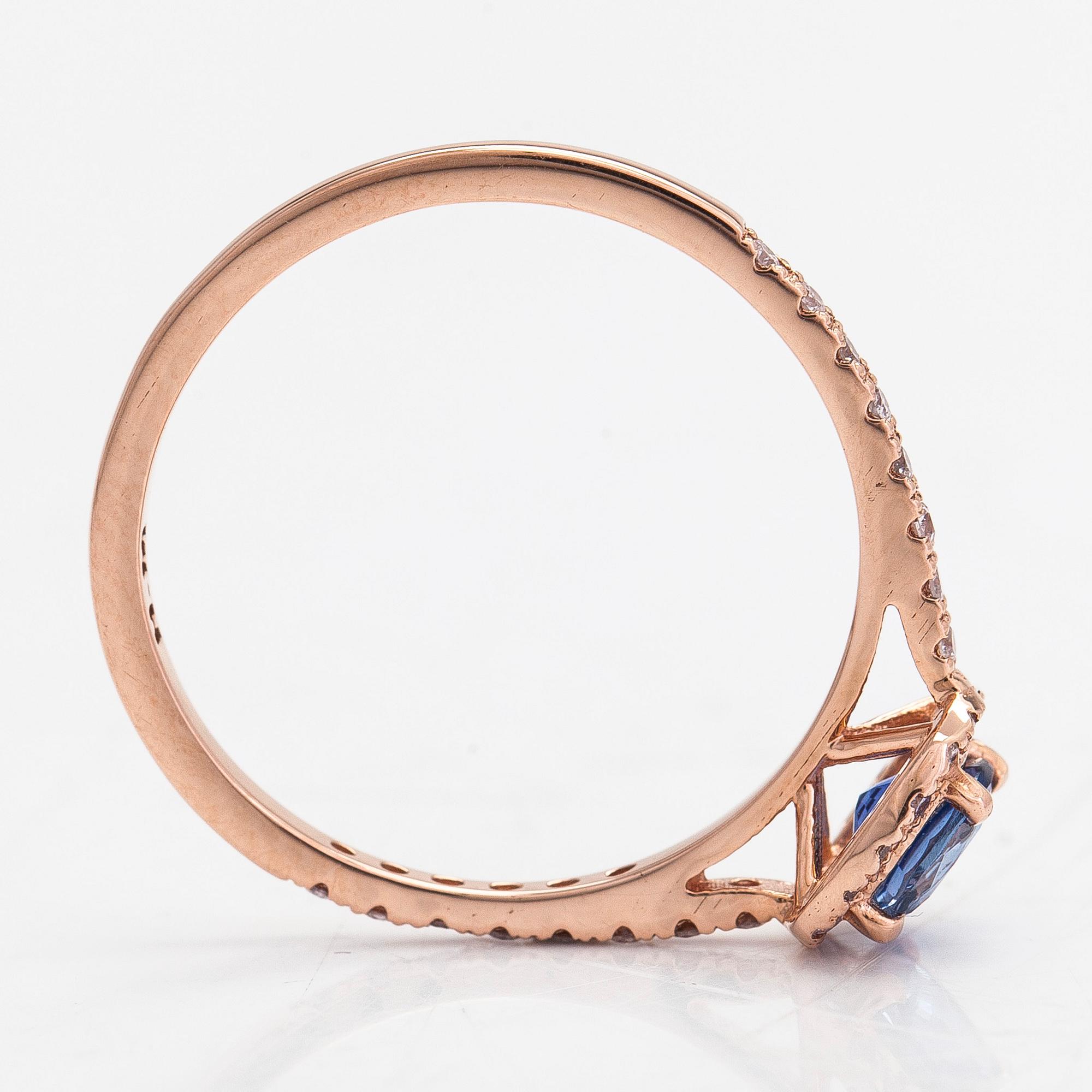 A 14K rosegold ring with a sapphire and diamonds ca 0.12 ct in total.