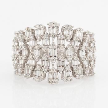 Ring, with baguette and brilliant-cut diamonds.