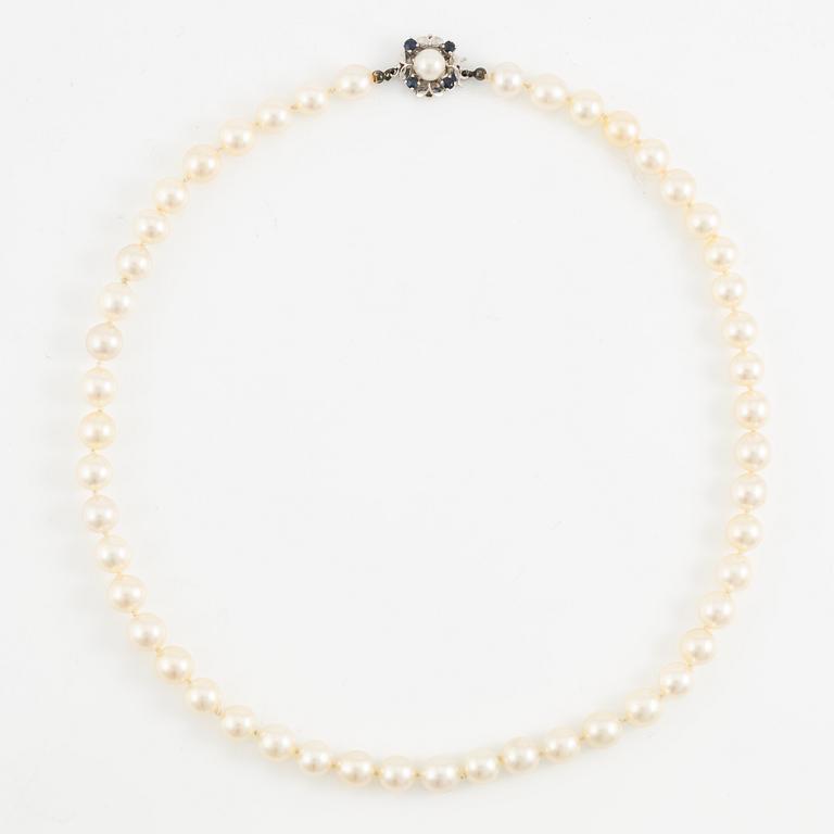 Pärlcollier, med odlade pärlor, med lås 18K vitguld med safirer.