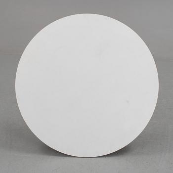 A "Tulip" table, designed by Eero Saarinen. Produced by Knoll International.