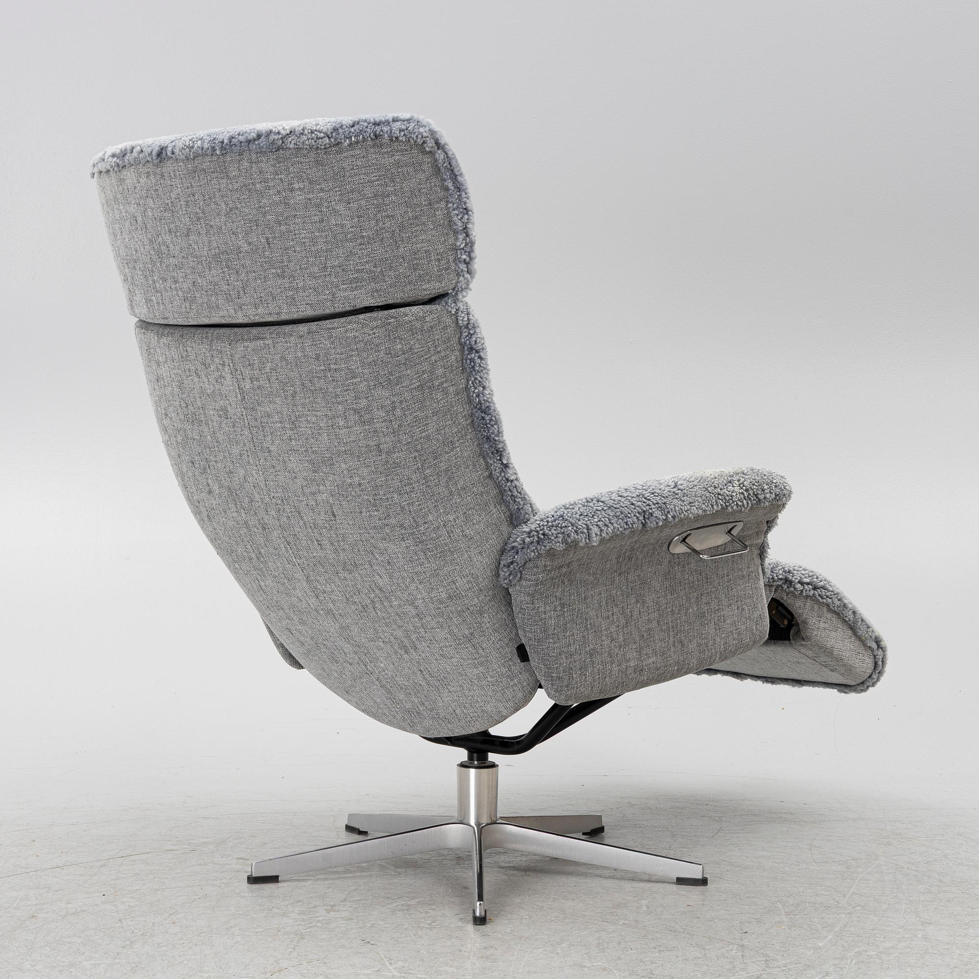 A 'Master' recliner, Conform.