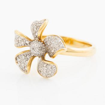 Ring i form av en blomma 18K guld med runda briljantslipade diamanter.