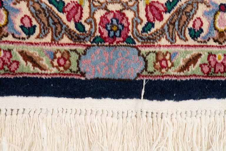 Carpet, Kirman, 410 x 300 cm.