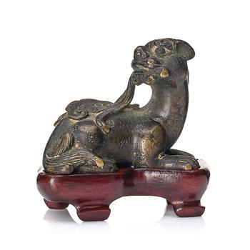 1060. A bronze figure of a reclining beast, late Ming dynasty/early Qing dynasty.