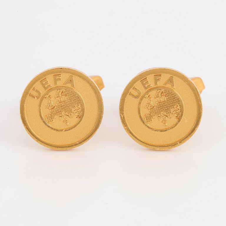 A pair of 18 k gold cuffs, weight ca 16 g.