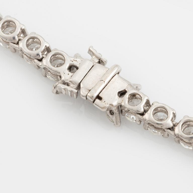 An 18K white gold and diamond rivière necklace.