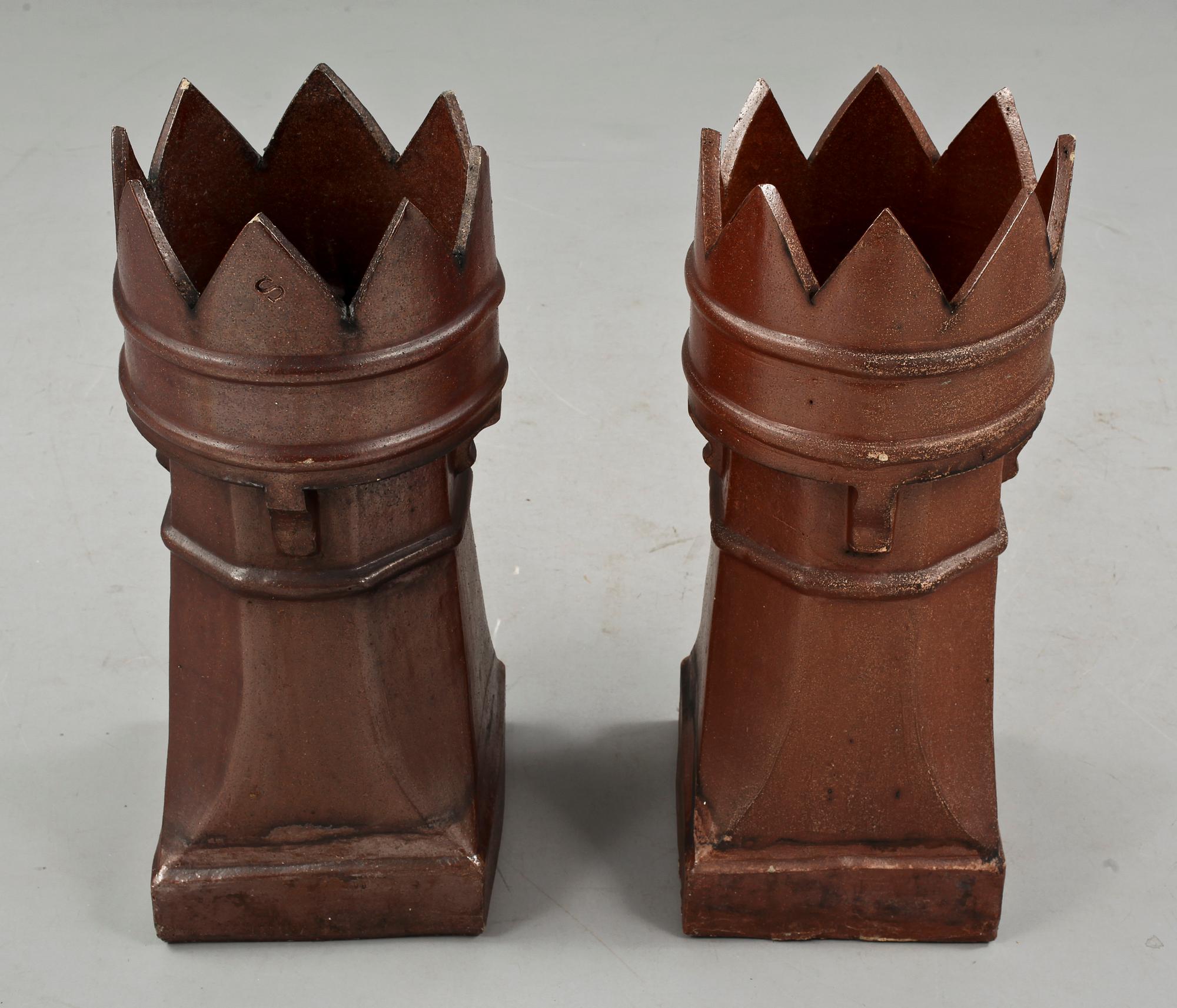 SKULPTURER/SKORSTENAR, ett par, chamotterat stengods, 1900-talets andra hälft.