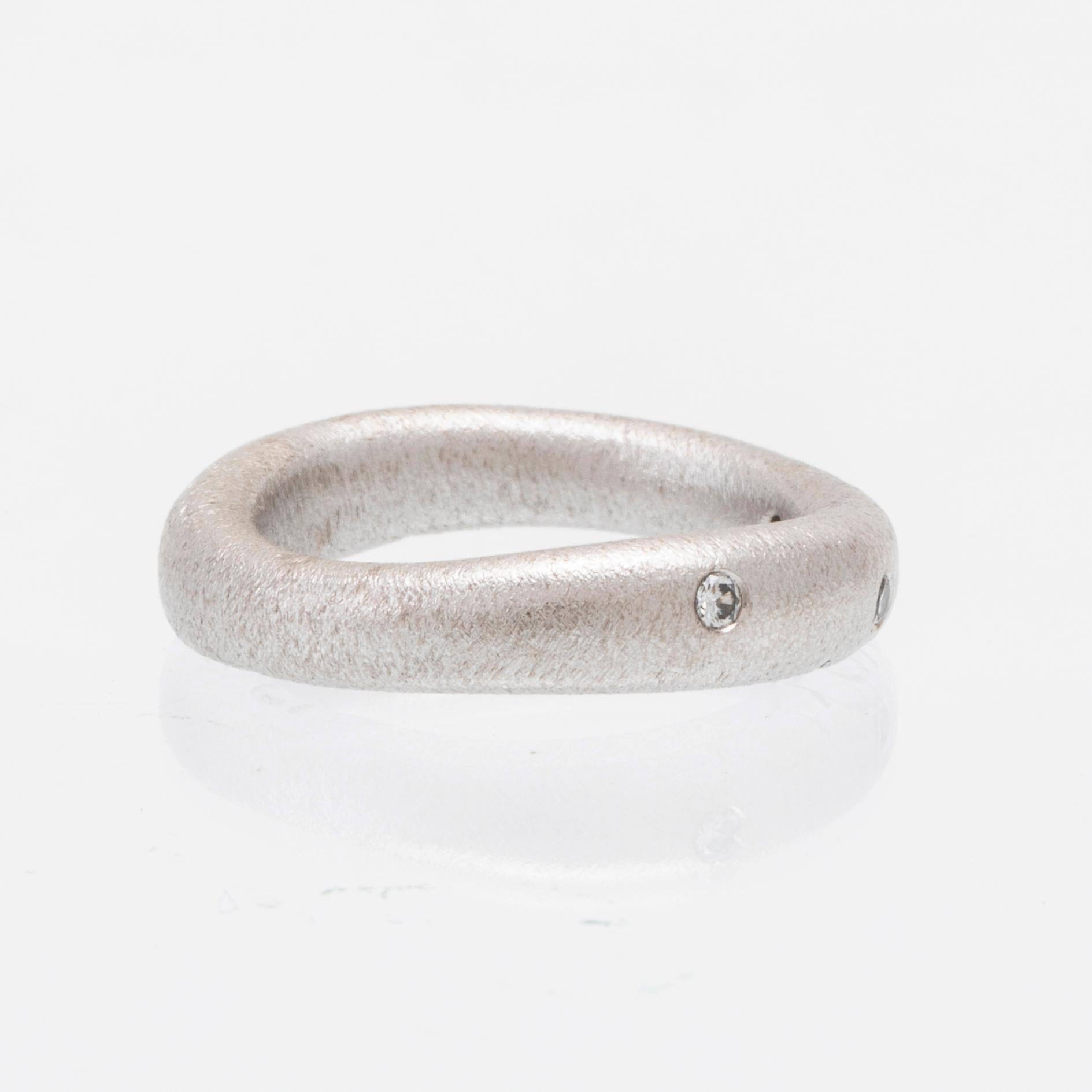 Ole Lynggaard ring "Love nr 4" 18K vitguld med runda briljantslipade diamanter.