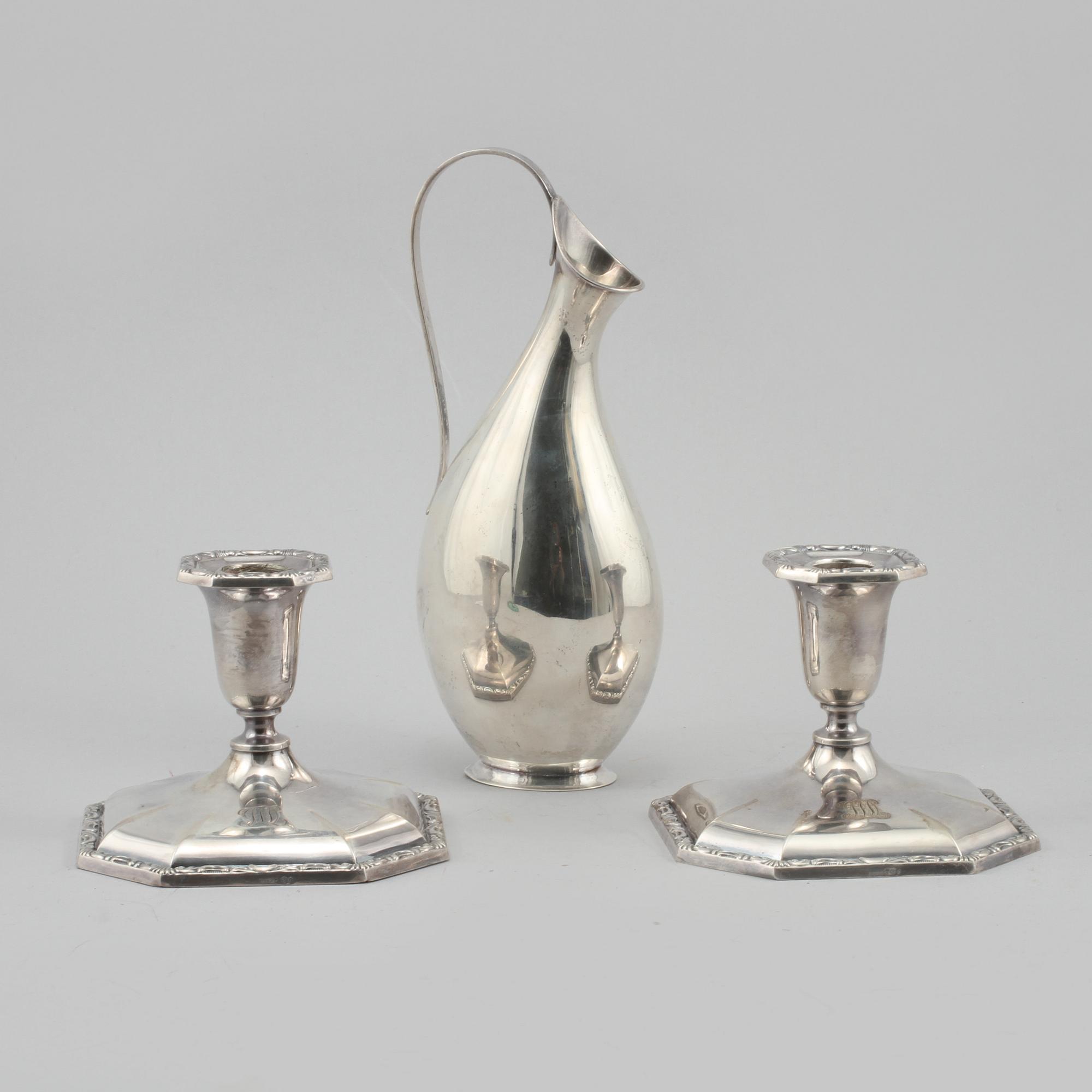 LJUSSTAKAR, ett par, samt VAS, silver, Norge respektive Danmark, 1900-tal.