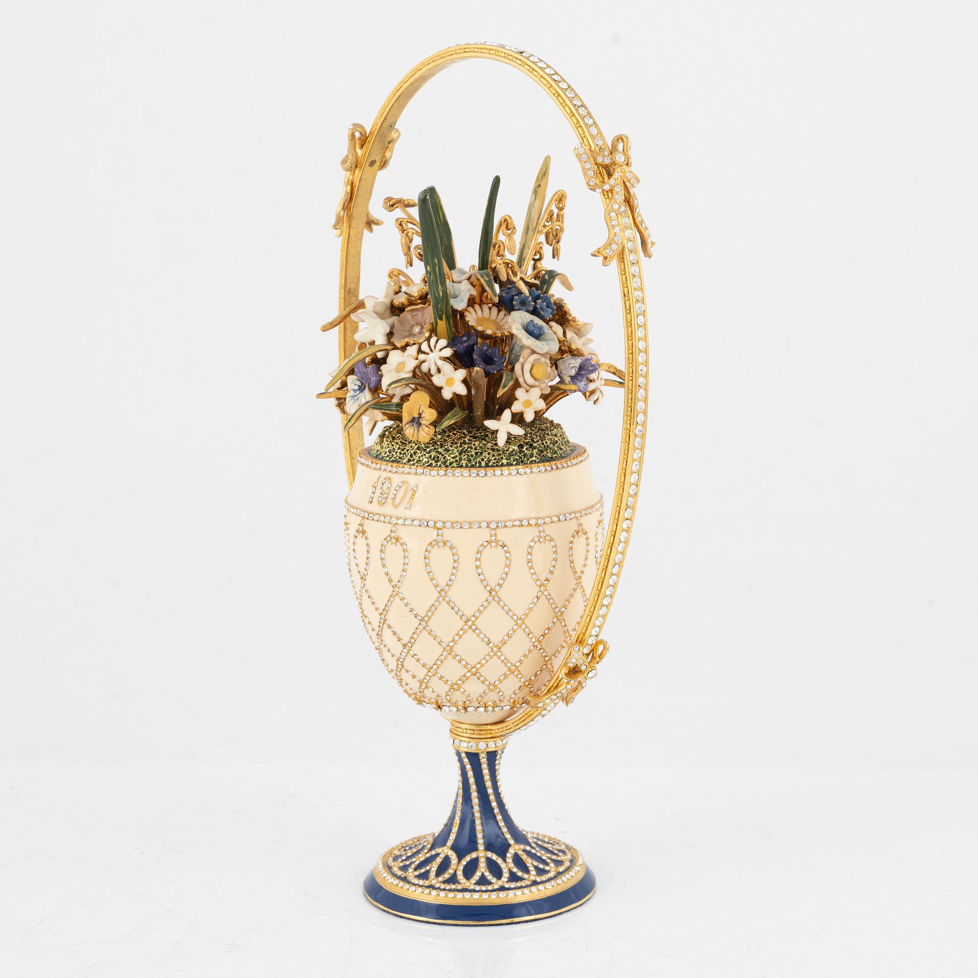 Emaljerat dekorationsägg, "Imperial Basket of Wild Flowers Egg", efter Fabergé, sent 1900-tal.