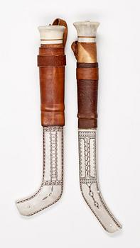 SAMEKNIVAR, 2 st, renhorn samt björk, Johan Andersén, monogramsignerade.