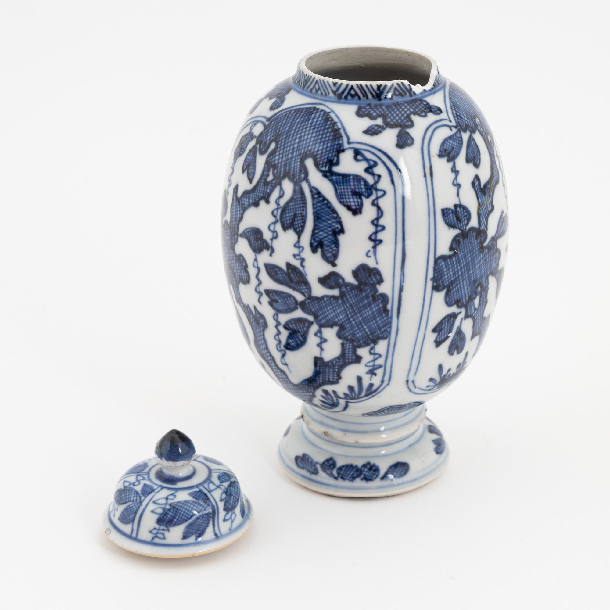 A blue and white Chinese urn with cover, Qing dynasty, Kangxi (1662-1722).