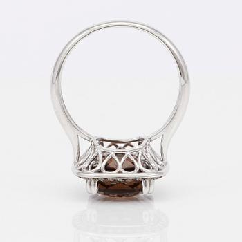 RING, diamanter samt röktopas.