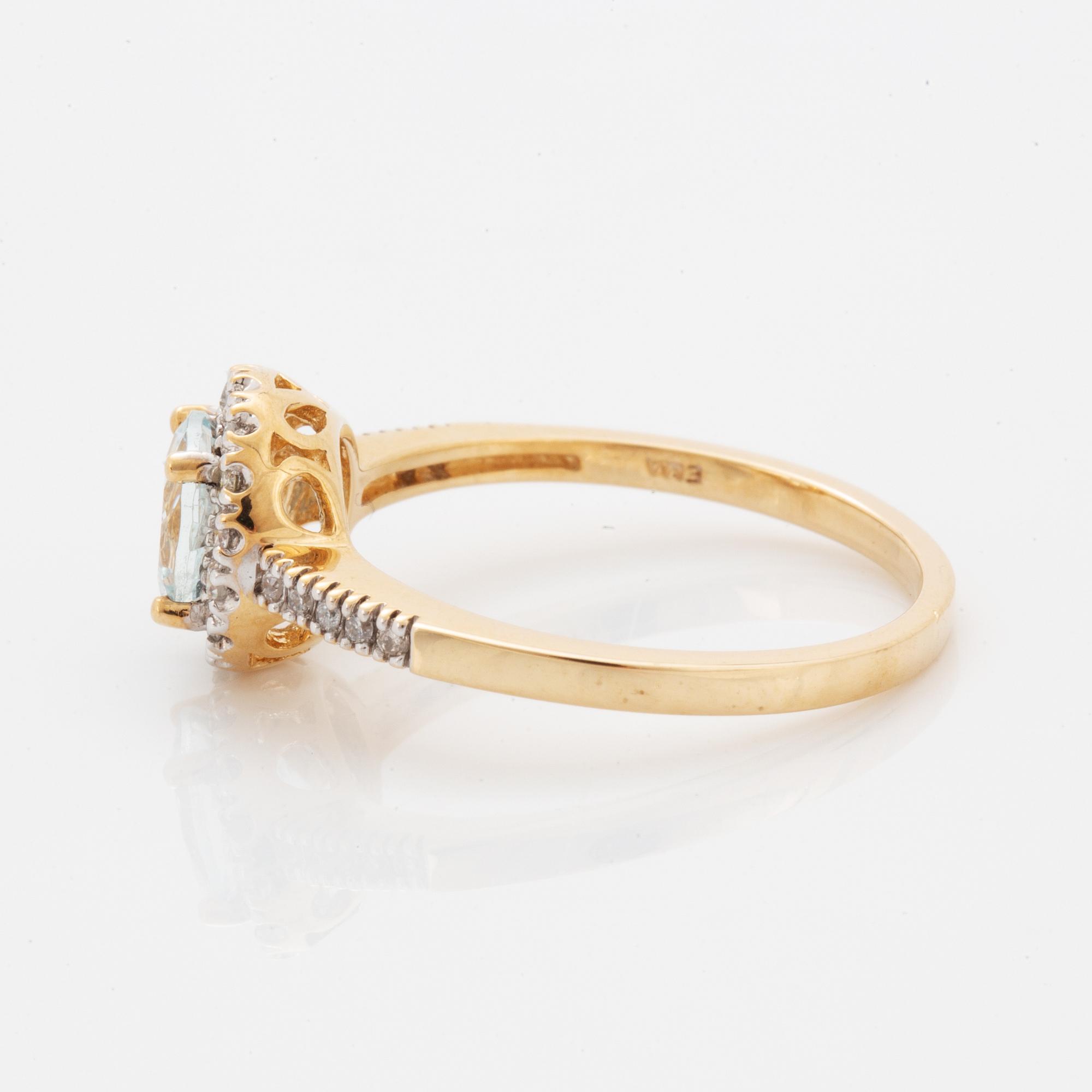 Ring med fasettslipad ljus akvamarin och briljantslipade diamanter.