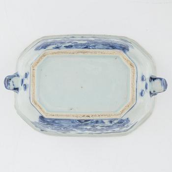 A Chinese blue and white porcelain butter terrine with lid and dish, Qing Dynasty, Qianlong (1736-1795).