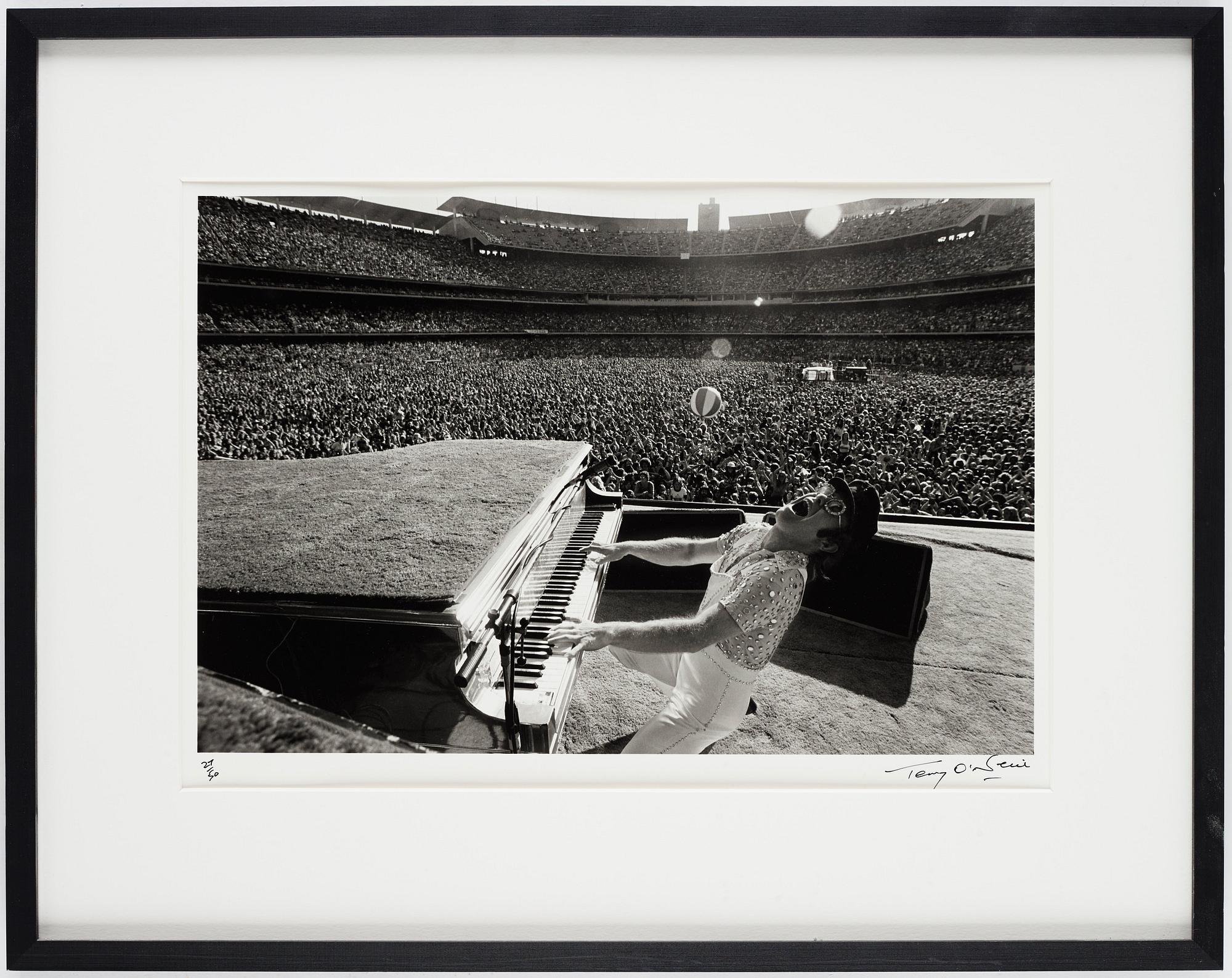 Terry O'Neill, "Elton John, Dodgers Stadium, Howling", 1975.