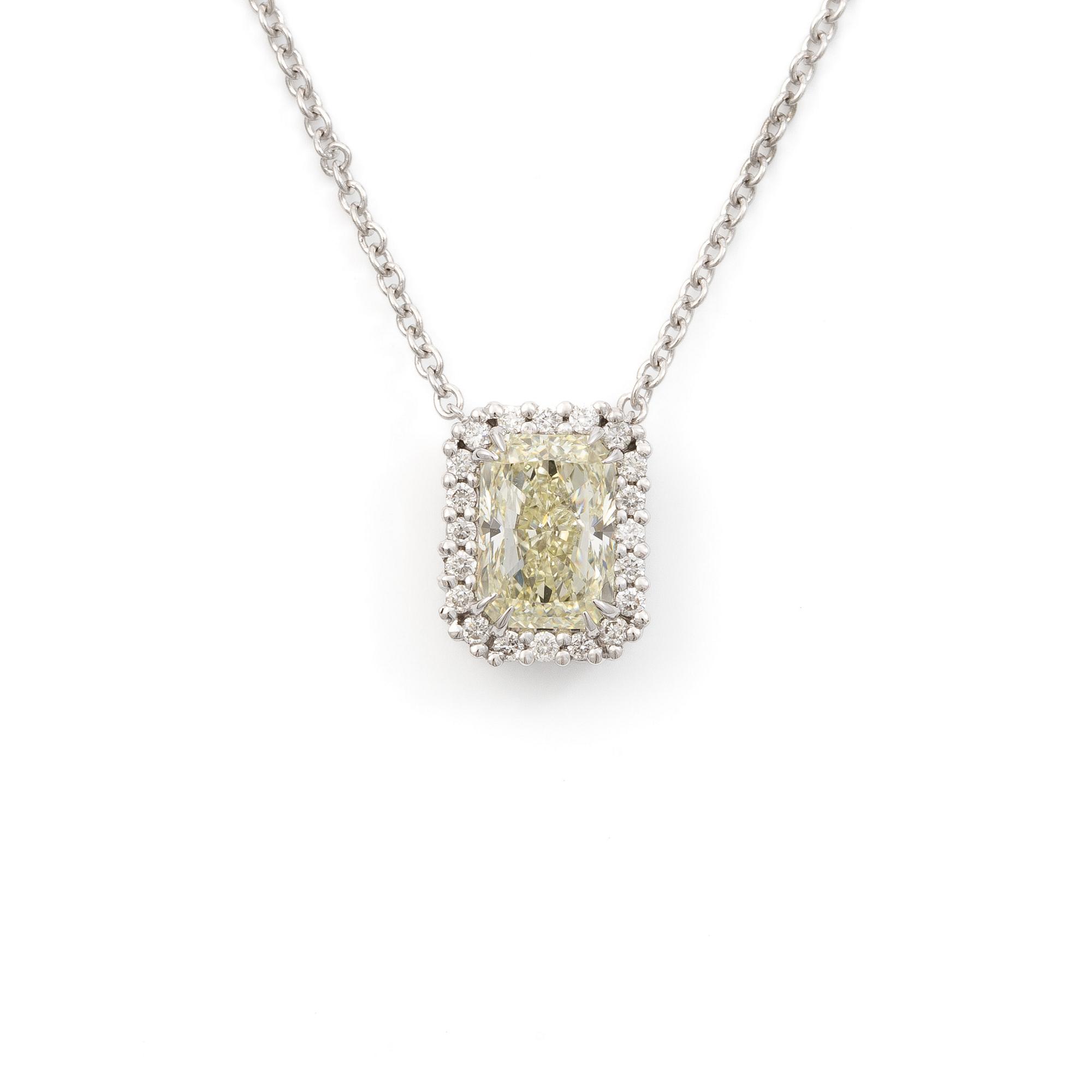 Necklace 18K white gold with a faceted diamond, accompanied by GIA report.