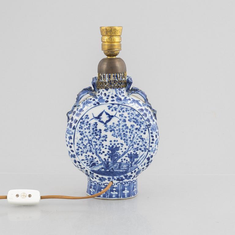 A blue and white porcelain moon flask altered into a table lamp, China, Qing dynasty, 19th century.