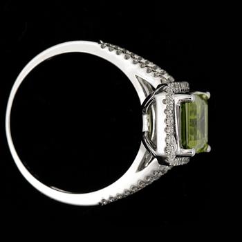 RING, 14k vitguld med peridot ca 3,65 ct samt briljantslipade diamanter tot ca 0,41 ct. Vikt ca 4,3 gram.