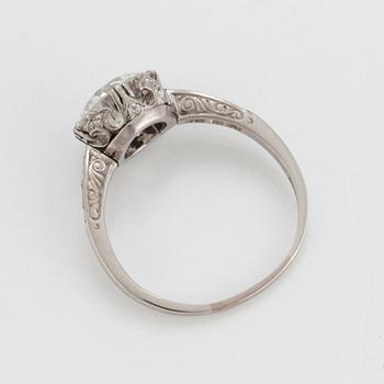 RING med en gammalslipad diamant.