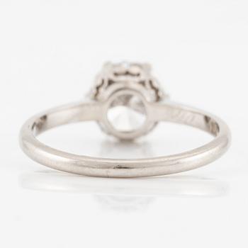 A ring in platinum with a round brilliant-cut diamond.