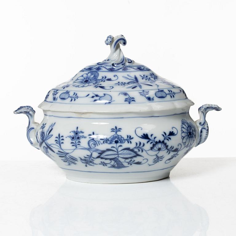 A 54-piece porcelain dinner service, 'Onion pattern/Zwiebelmuster', predominantly Meissenstadt, Tyskland.