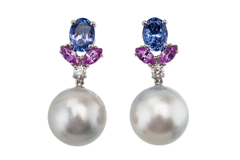 A PAIR OF PEARL EARRINGS.