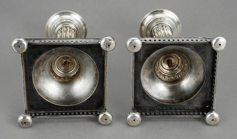 LJUSSTAKAR, ett par, nysilver, gustaviansk stil, 1900-tal.