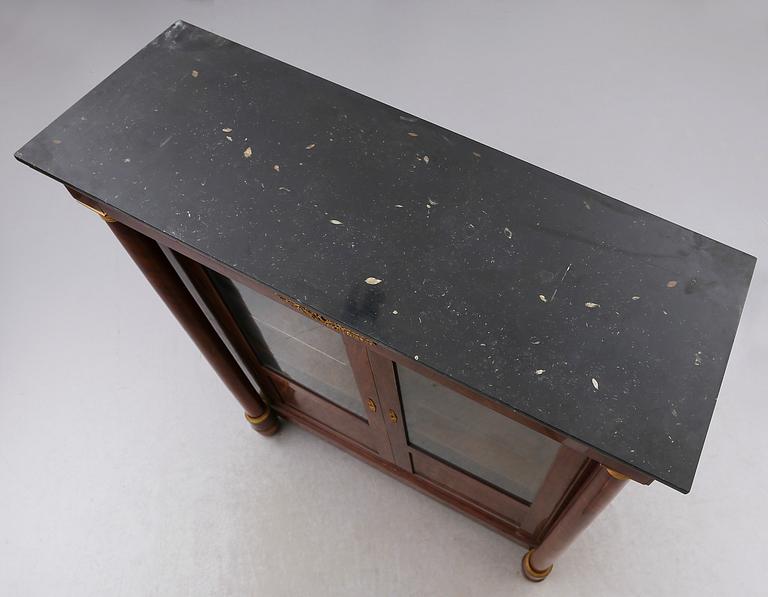 VITRINSKÅP, senempire, 1800-talets första hälft.
