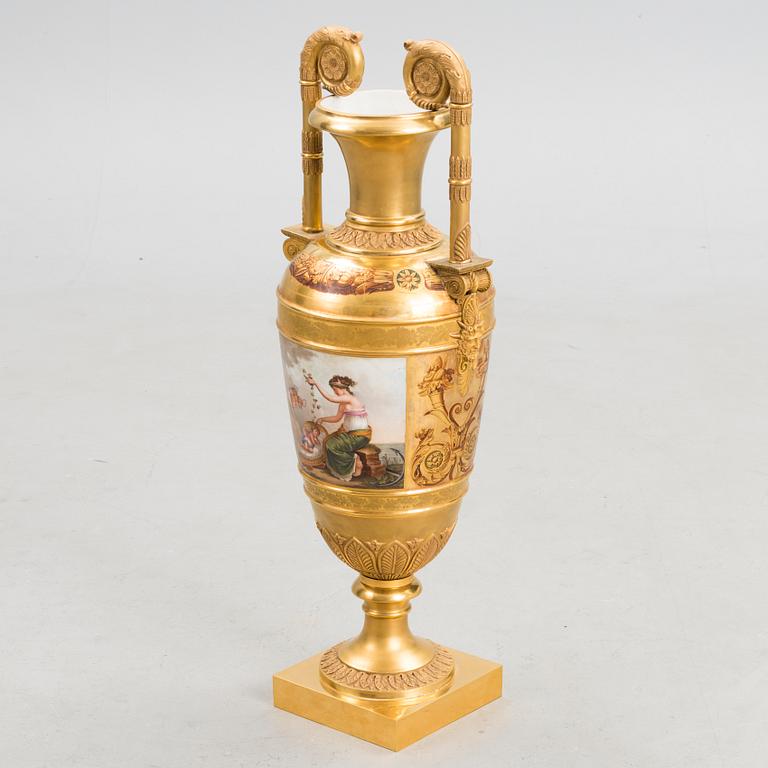 A RUSSIAN URN, bronze and porcelain, first half of the 19th century.