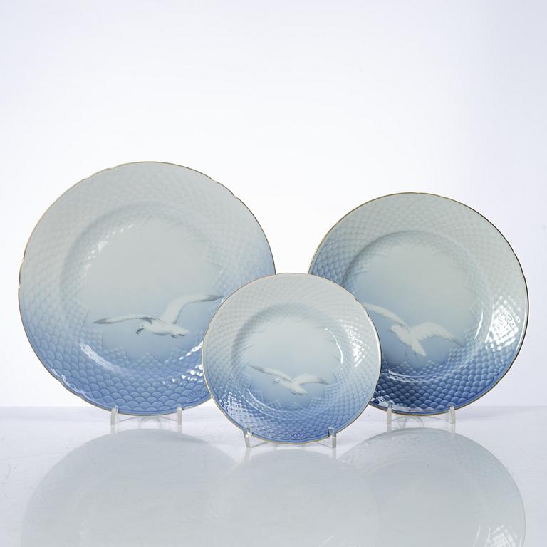 A 62 piece "Måsen" service, Bing & Grøndahl.