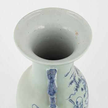 A Chinese porcelain vase, Qing dynasty, late 19th Century.