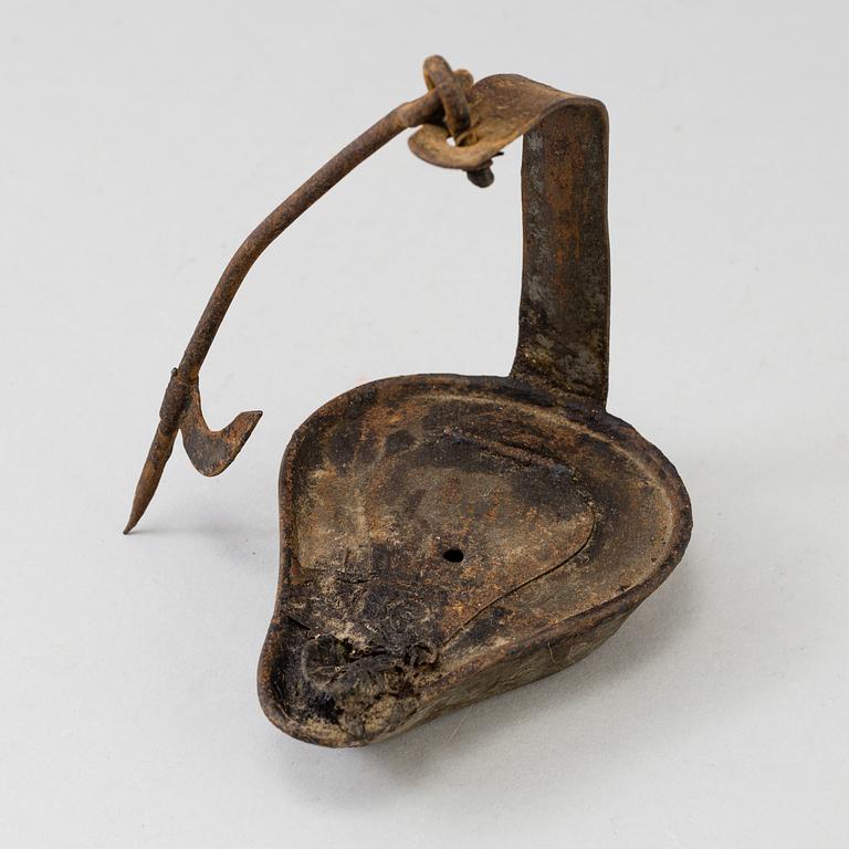 AN 18TH CENTURY CAST IRON OIL LAMP.