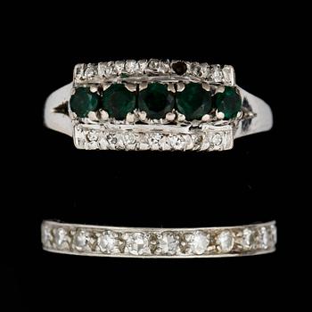 RINGAR, 2st, 18k vitguld, med diamanter och smaragder. Totalvikt 6g.