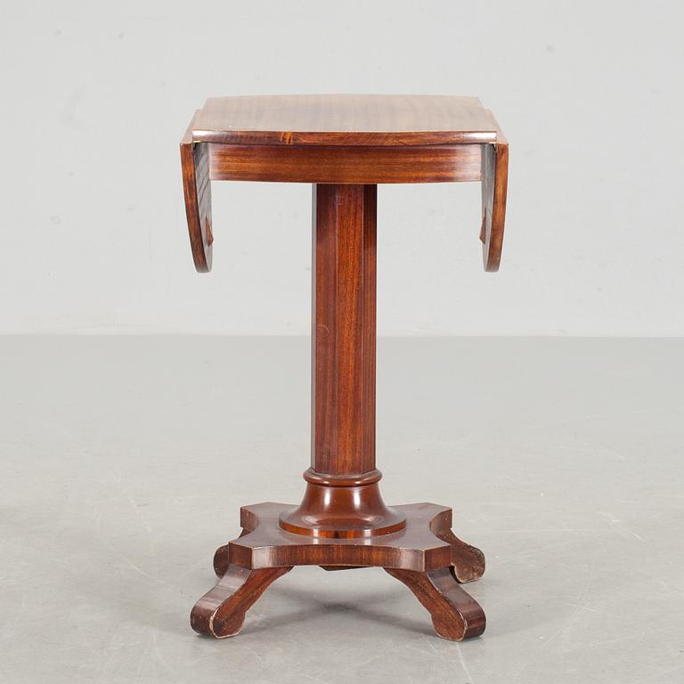 KLAFFBORD, Märkt Nordisk Kunst & Möbeletablissement Rasmus Nielsen, Bär datum "16/12-11". 1911.