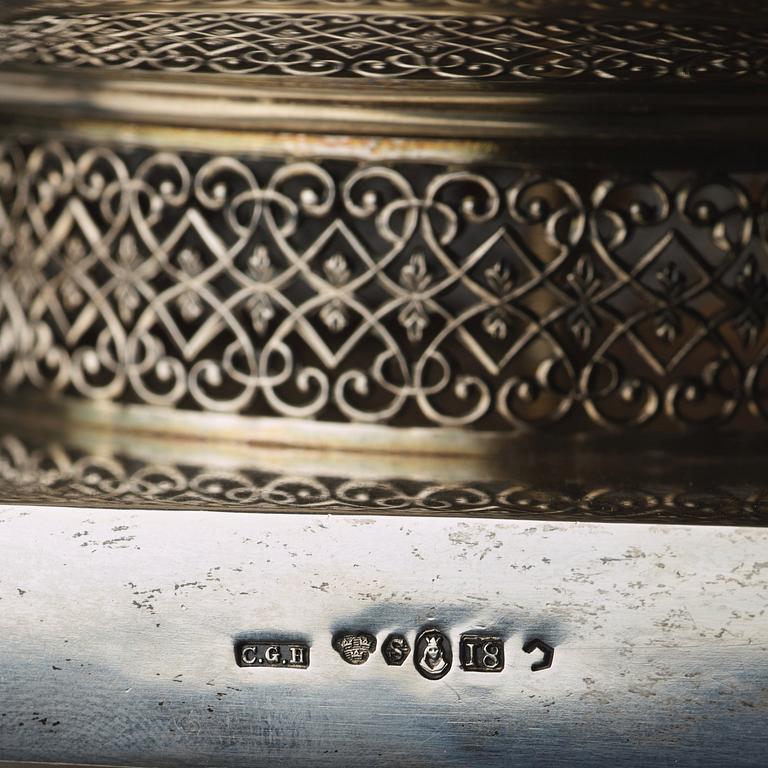 A pair of Swedish 20th century parcel-gilt silver bowls, maker's mark of CG Hallberg, Stockholm 1934 and 1935.