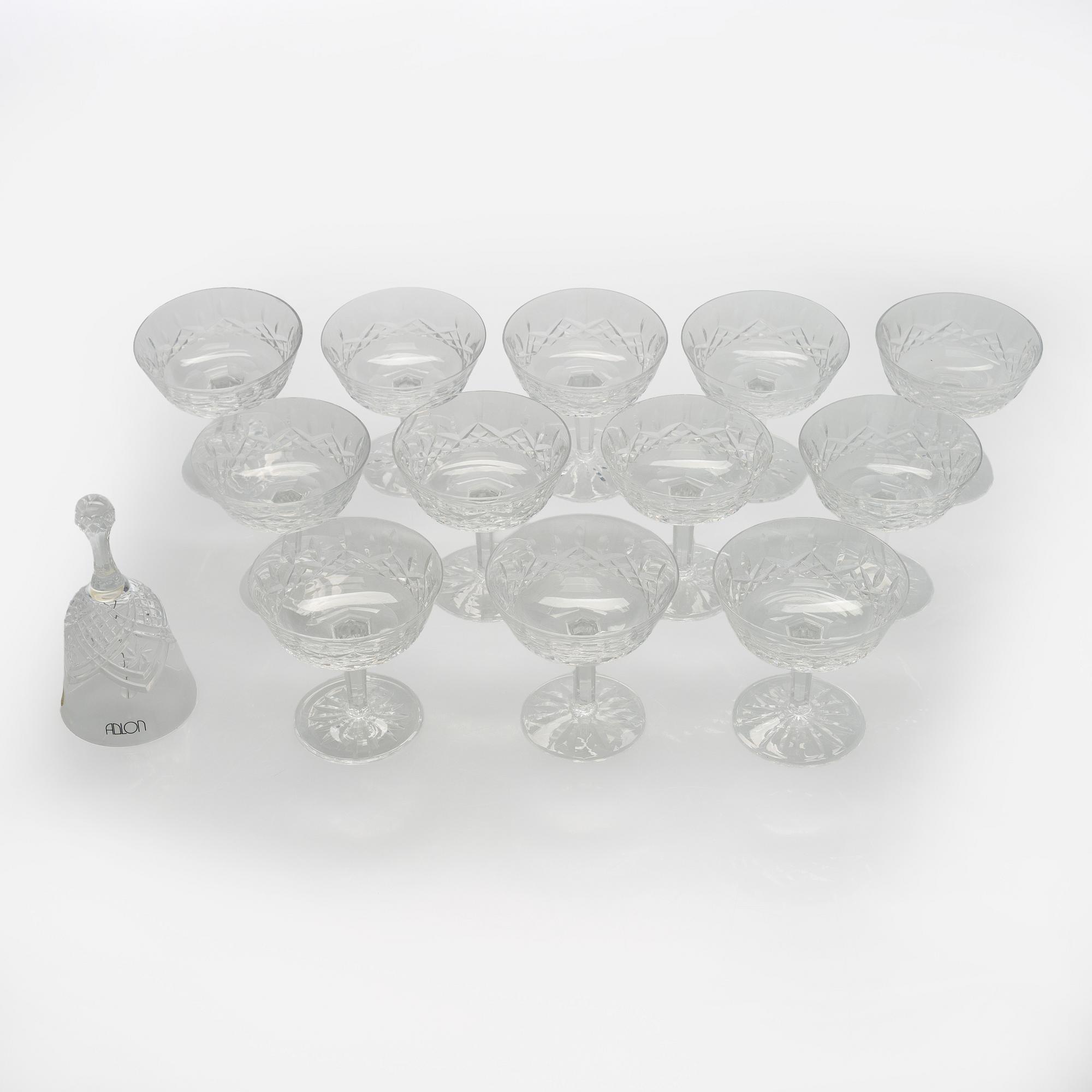 Jälkiruokamaljoja / samppanjalaseja, 12 kpl Waterford ja pöytäkello, 1960/70-luku.