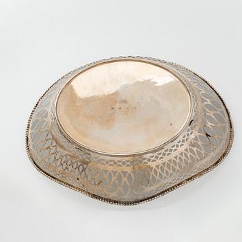 G. Wijland, Malja, kullattua hopeaa, Orania-Nassaun vaakunalla. Gouda, Hollanti 1989.