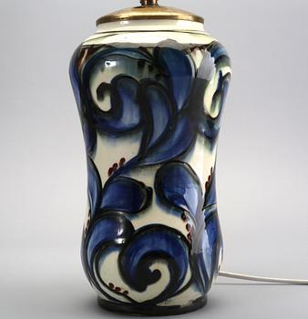 Bordslampa, Danmark, keramik, Lervefabrik grundat av Jens Holm, dekor av Einar Löndal.