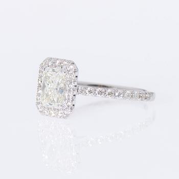 RING, 18K vitguld, radiantslipad diamant ca 1,30 ct, sidostenar totalt ca 0,54 ct.