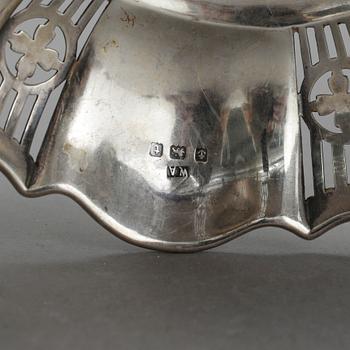 PARTI SILVER, 2 delar, bla Thomas Levesley, Sheffield, 1918. Total vikt ca 163g.
