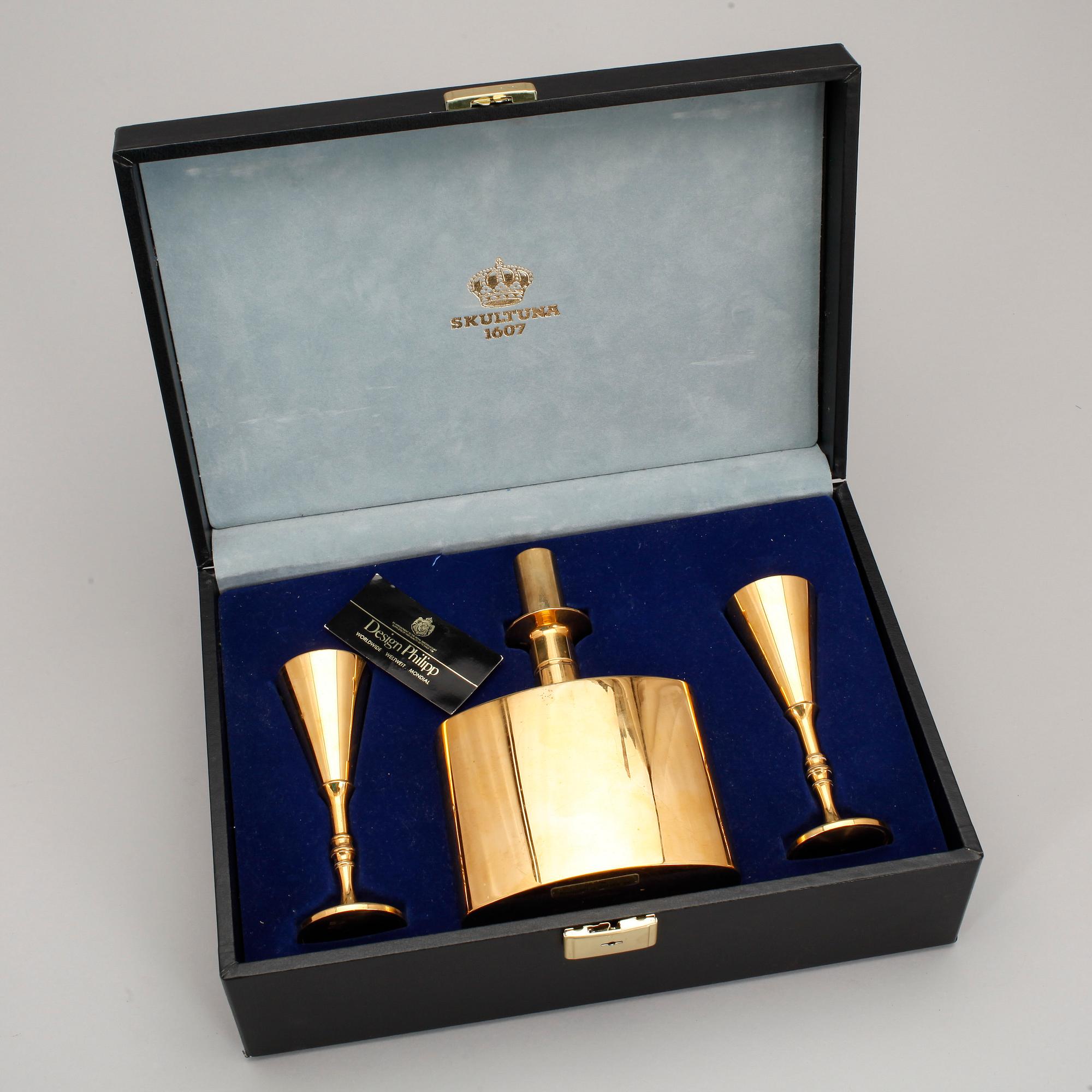 PLUNTA samt SNAPSGLAS, 2 st, mässing, Pierre Forsell, Skultuna, 1900-talets andra hälft.