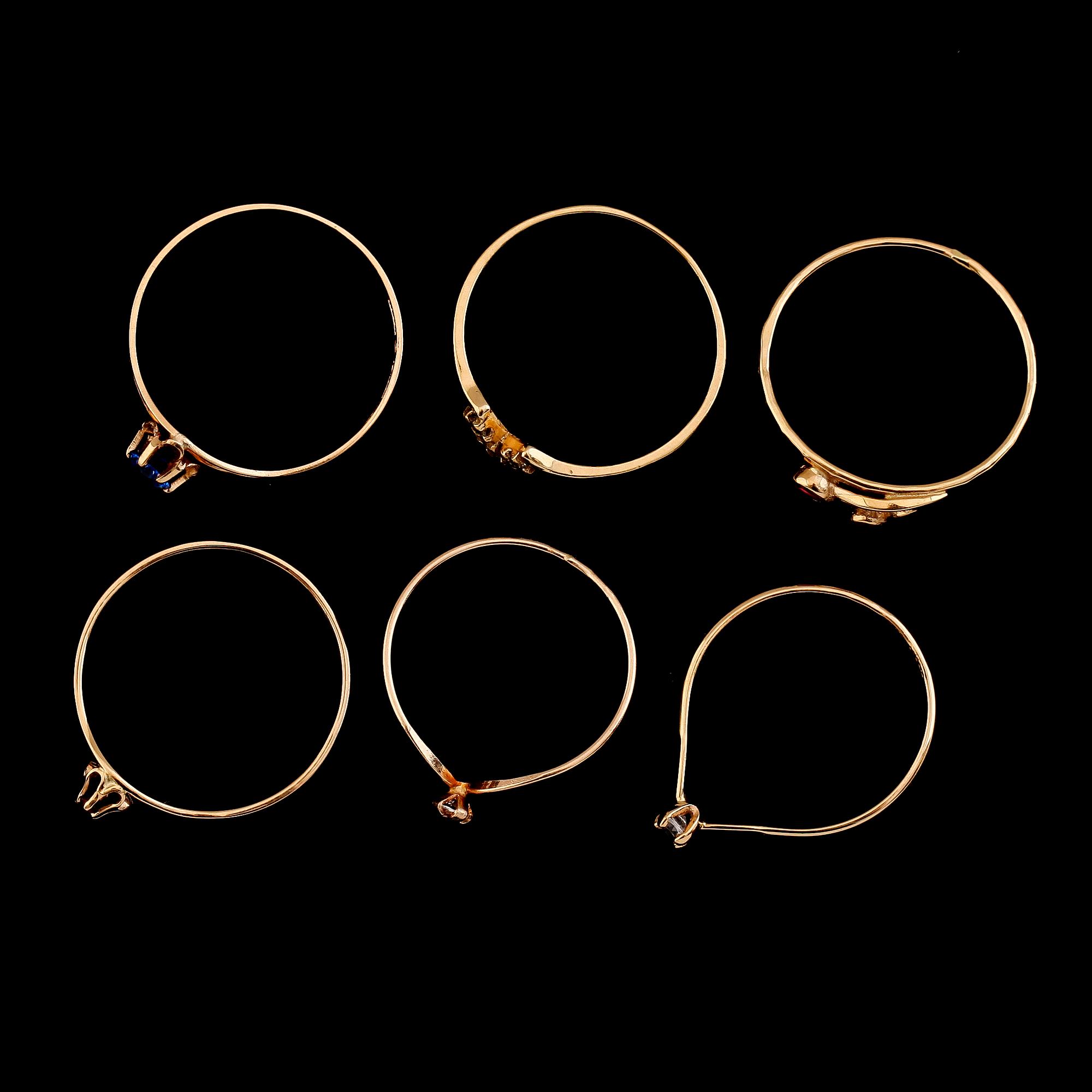 RINGAR, 6 st, 18 k guld, med olika stenar, 1900-talets andra hälft. Total vikt ca 4 gram.